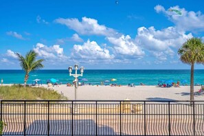 Beach nearby - Sunny Oceanfront 2BR/2BA with Pool and Parking (Hollywood)