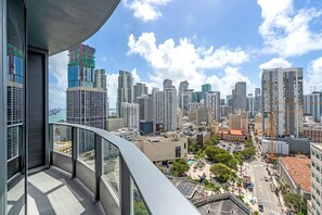 Property grounds - Sleek Corner 1BR | Rooftop Pool & Wrap Balcony (Miami)