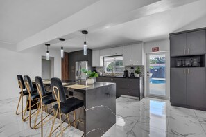 Private kitchen - 5 Bedroom Villa Heated Pool with Game Room, 5 Minutes to  Ocean (Hollywood)