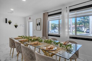 Dining - 5 Bedroom Villa Heated Pool with Game Room, 5 Minutes to  Ocean (Hollywood)
