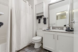 Sèche-cheveux, bidet, serviettes fournies, savon