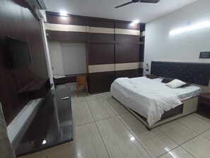 Luxury Room | Free WiFi, bed sheets - Hotel Vivara (Lucknow)