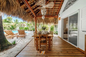 屋外ダイニングエリア