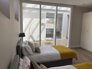 3 habitaciones, tabla de planchar con plancha, wifi y ropa de cama 