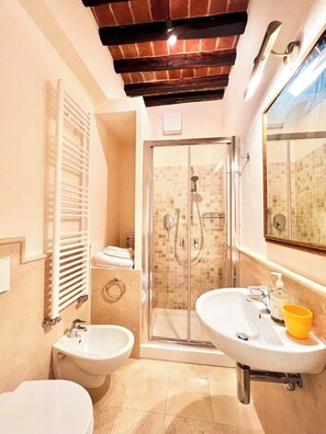 Deluxe Apartment, City View | Bathroom - CASA AMBRA (Cortona)