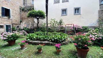 Apartamento superior, vista para o jardim | Área da propriedade