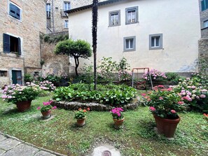 Apartamento superior, vista para o jardim | Área da propriedade