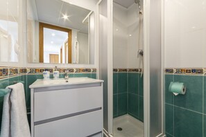 Shower, towels - Beautiful flat with mediterranean style and max confornt - only families (Playa de Gandía)