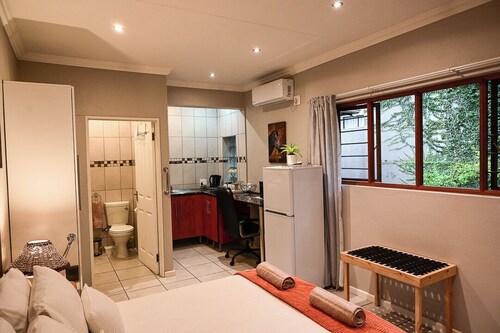 Charming Private B&B Room in Secure Estate