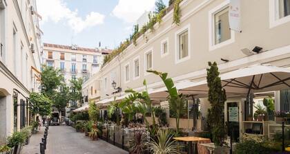 Cozy and bright room in an excellent location.