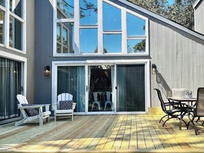 Outdoor dining - The Canopy House - A Fripp Island Getaway (Fripp Island)
