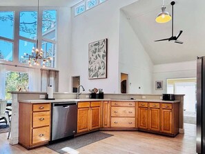 Private kitchen - The Canopy House - A Fripp Island Getaway (Fripp Island)