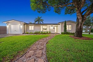 Unclassified image, 5 of 68, button - Modern Hollywood Getaway - Heated Pool, Game Room & 15 Minutes to Beach (Hollywood)