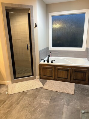 Shower, jetted bath, hair dryer, towels - Perfect 3-bedroom house with AC in charming Kansas City Kansas (Kansas City)
