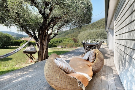 Outdoor dining. Le125b Guesthouse, Puits Room, Between Sea and Mountains