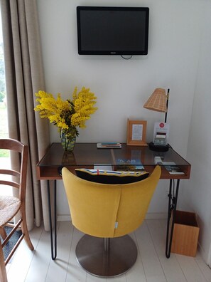 Interior - Bed and Breakfast 'Chambre Du Puits' with Mountain View, Wi-Fi and Air Conditioning (Auribeau-sur-Siagne)