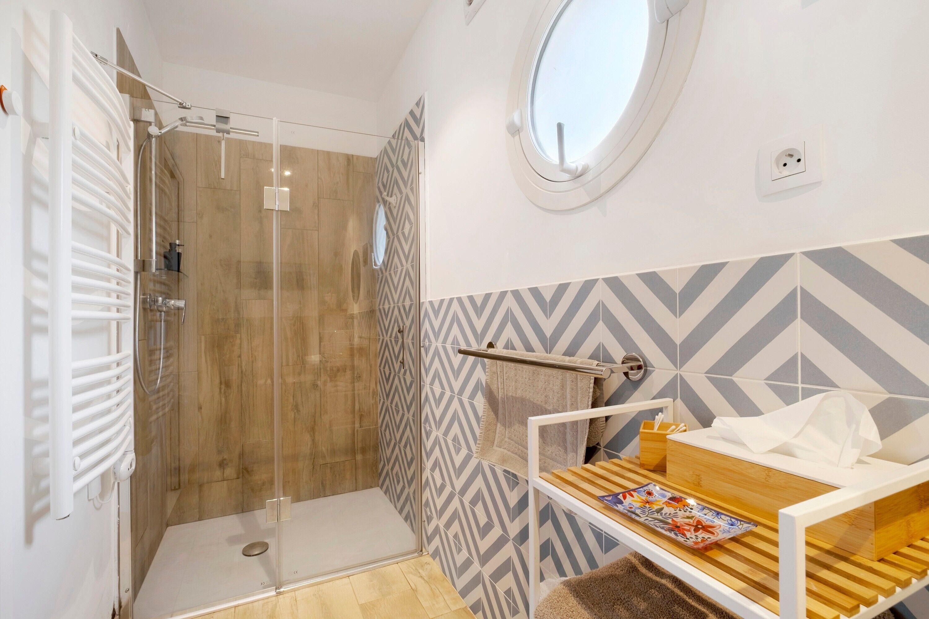 Een douche, een haardroger, handdoeken