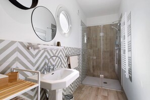 Shower, hair dryer, towels - Le125b Guest Room, Olive Room, Between Sea and Mountains (Auribeau-sur-Siagne)