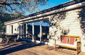 Outdoor dining - Bed and Breakfast 'Chambre De L'olivier' with Mountain View, Wi-Fi and Air Conditioning (Auribeau-sur-Siagne)