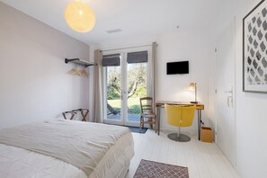 1 bedroom, WiFi, bed sheets - Le125b Guest Room, Olive Room, Between Sea and Mountains (Auribeau-sur-Siagne)