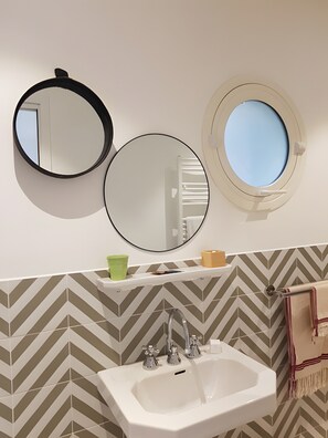 Bathroom - Bed and Breakfast 'Chambre De L'olivier' with Mountain View, Wi-Fi and Air Conditioning (Auribeau-sur-Siagne)