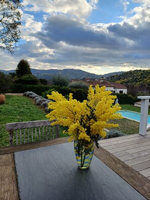 Outdoor dining - Bed and Breakfast 'Chambre De L'olivier' with Mountain View, Wi-Fi and Air Conditioning (Auribeau-sur-Siagne)
