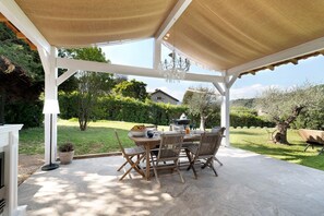 Outdoor dining - Le125b Guest Room, Olive Room, Between Sea and Mountains (Auribeau-sur-Siagne)