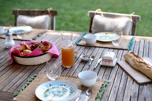 Outdoor dining - Le125b Guest Room, Olive Room, Between Sea and Mountains (Auribeau-sur-Siagne)