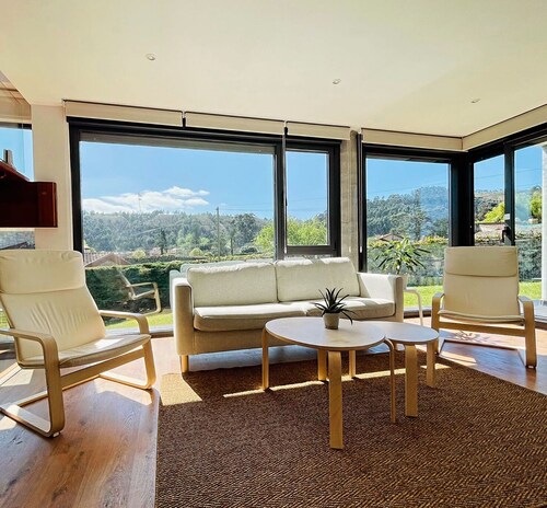 Bright house in Naves with 4 bedrooms and 3 bathrooms. Large spaces by the sea