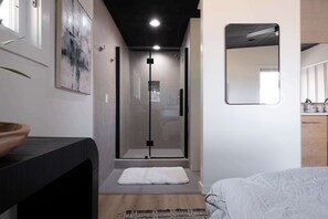 10 bedrooms, desk, iron/ironing board, WiFi