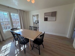 Dining - 6BR Sleep 20 DT Amarillo Tech/Data Ctr Corp Stays (Amarillo)