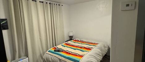 2 bedrooms, iron/ironing board, internet, bed sheets