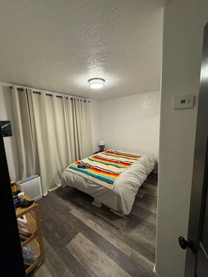 Room - Relax comfortably & enjoy a 2-bedroom studio in Valdez perfect for your getaway. (Valdez)