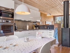 Kylskåp, mikrovågsugn, diskmaskin och grytor/köksredskap