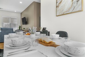 Dining - 3BR/3BA | Private Balcony | Sleeps 8 | Near Busch Gardens (Tampa)