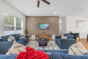 Smart TV, offices - 3BR/3BA | Private Balcony | Sleeps 8 | Near Busch Gardens (Tampa)