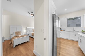 3 bedrooms, desk, iron/ironing board, travel cot - Bright & Modern 3BR Home – Prime Tampa Location (Tampa)