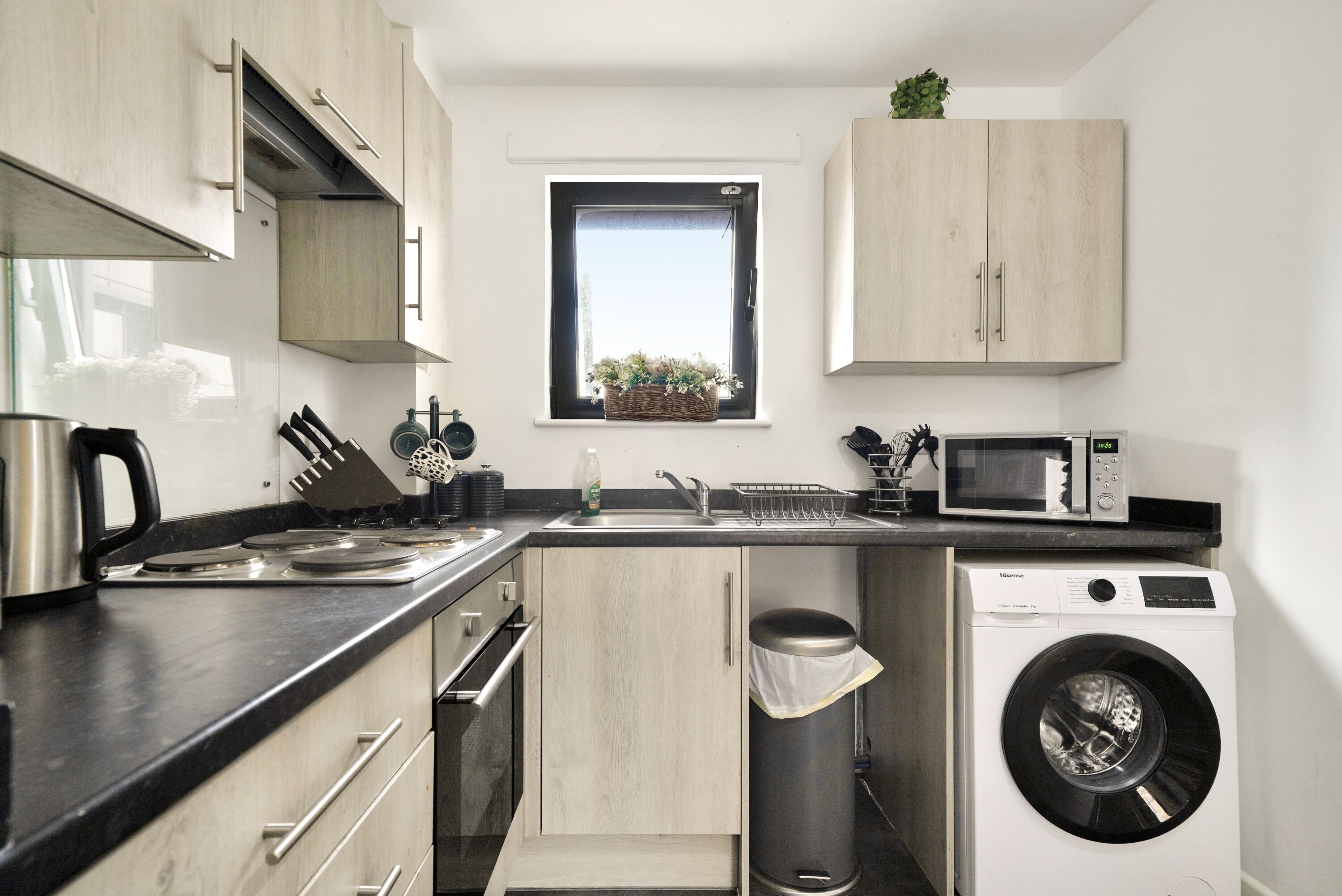 Geladeira, micro-ondas, fogão, cooktop