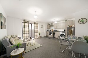 Smart TV - Heathrow Gateway Apartments with Private Parking53 (Colnbrook)
