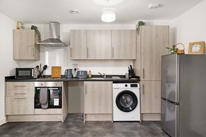 Fridge, microwave, oven, stovetop - Heathrow Gateway Apartments with Private Parking53 (Colnbrook)