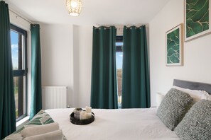 2 bedrooms, desk, iron/ironing board, free WiFi - Heathrow Gateway Apartments with Private Parking53 (Colnbrook)