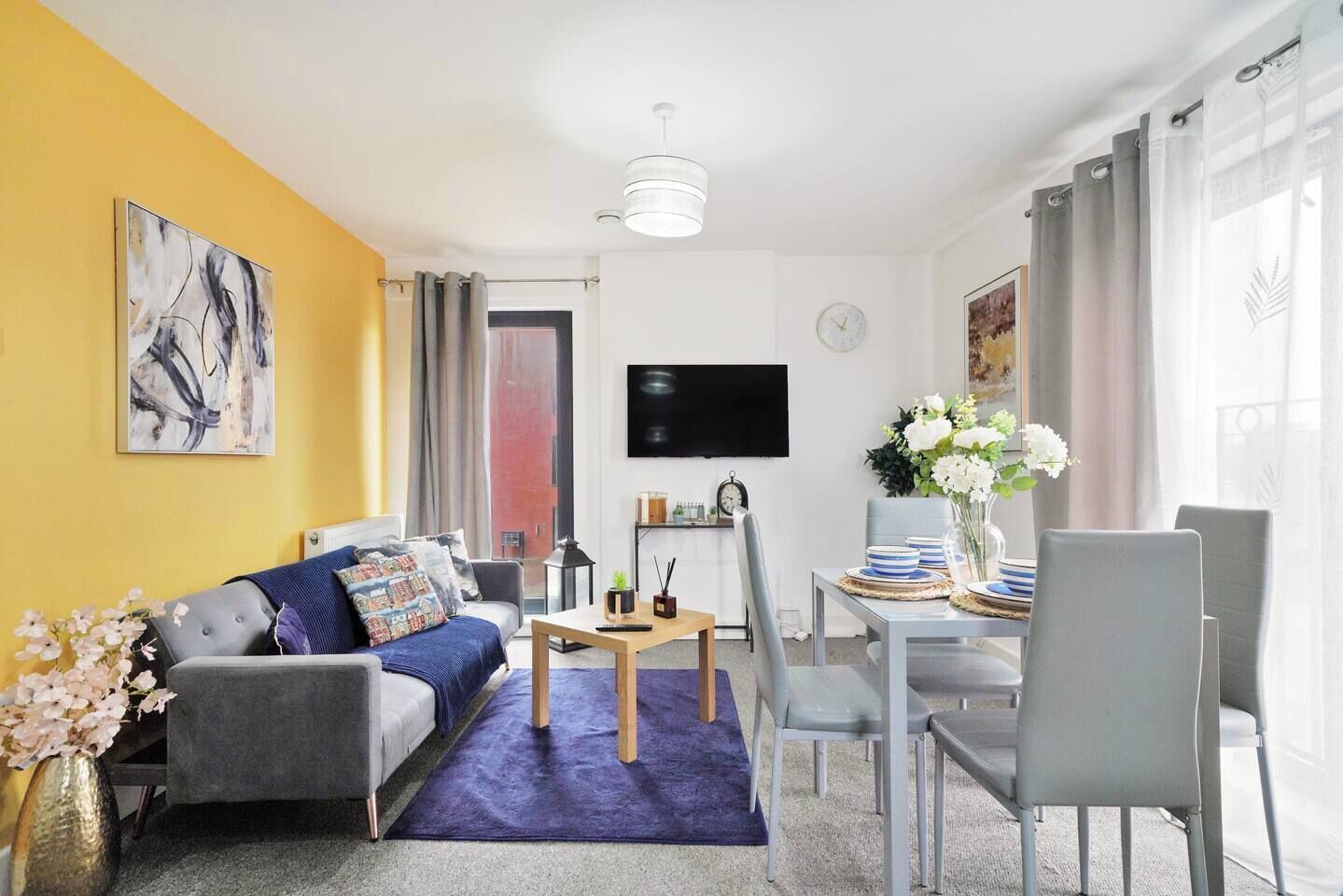 Un salon moderne avec un canapé, une table basse et un coin repas.