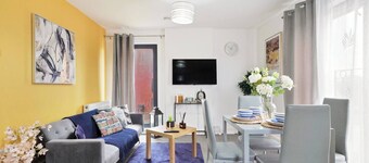 Heathrow Gateway Apartments with Private Parking17