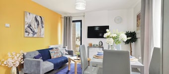 Heathrow Gateway Apartments with Private Parking 6