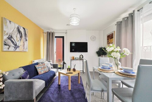 Heathrow Gateway Apartments with Private Parking 6