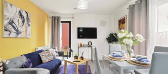 Heathrow Gateway Apartments with Private Parking17