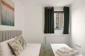 2 slaapkamers, een bureau, een strijkplank/strijkijzer, gratis wifi