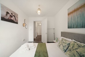 2 slaapkamers, een bureau, een strijkplank/strijkijzer, gratis wifi