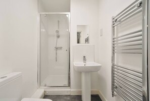 Bathroom - Heathrow Gateway Apartments with Private Parking17 (Colnbrook)