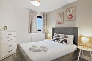 2 habitaciones, escritorio, tabla de planchar con plancha y wifi gratis 